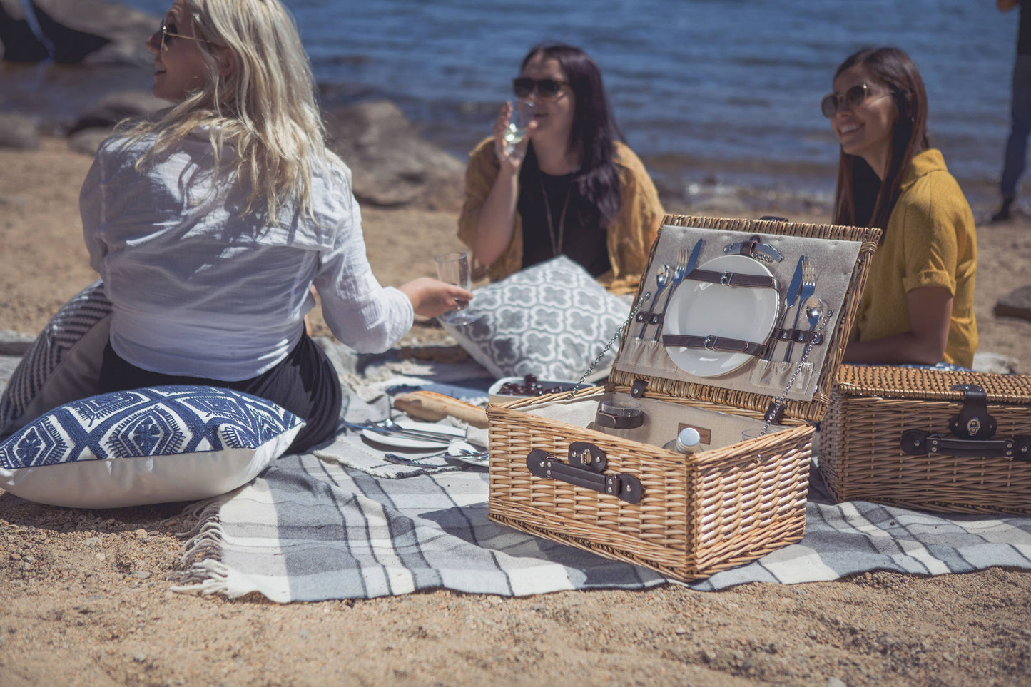 Classic Picnic Basket: Beige Canvas